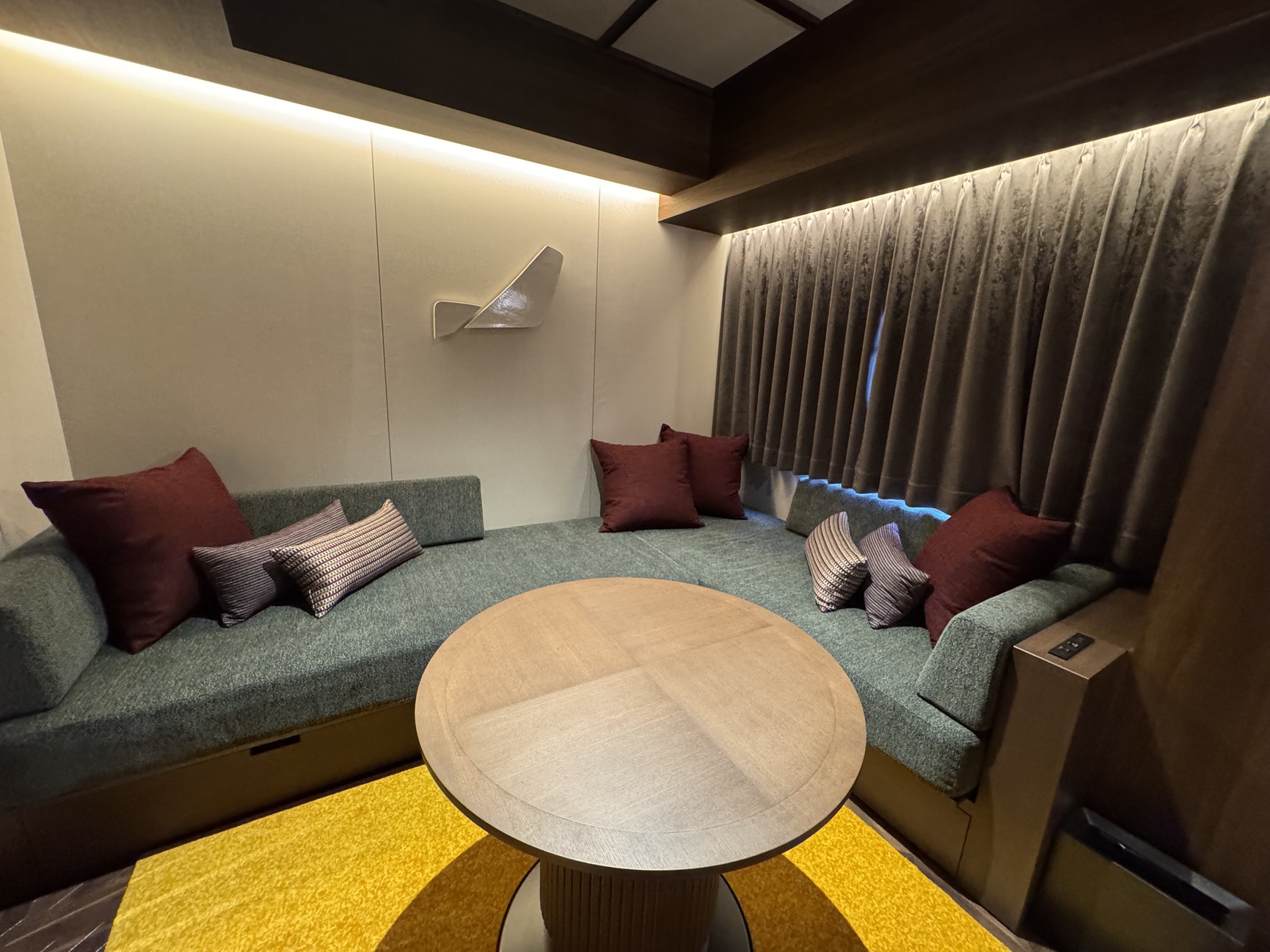 スーペリアトリプル＜室内＞リビングスペース