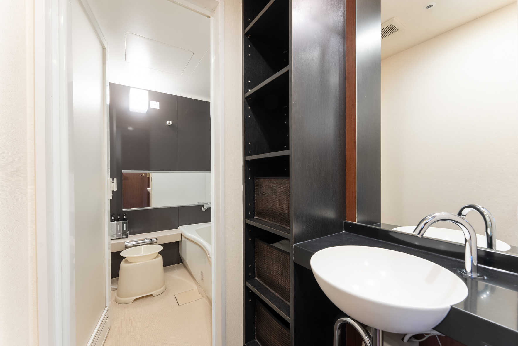 デラックスルーム 洗面台〜バス