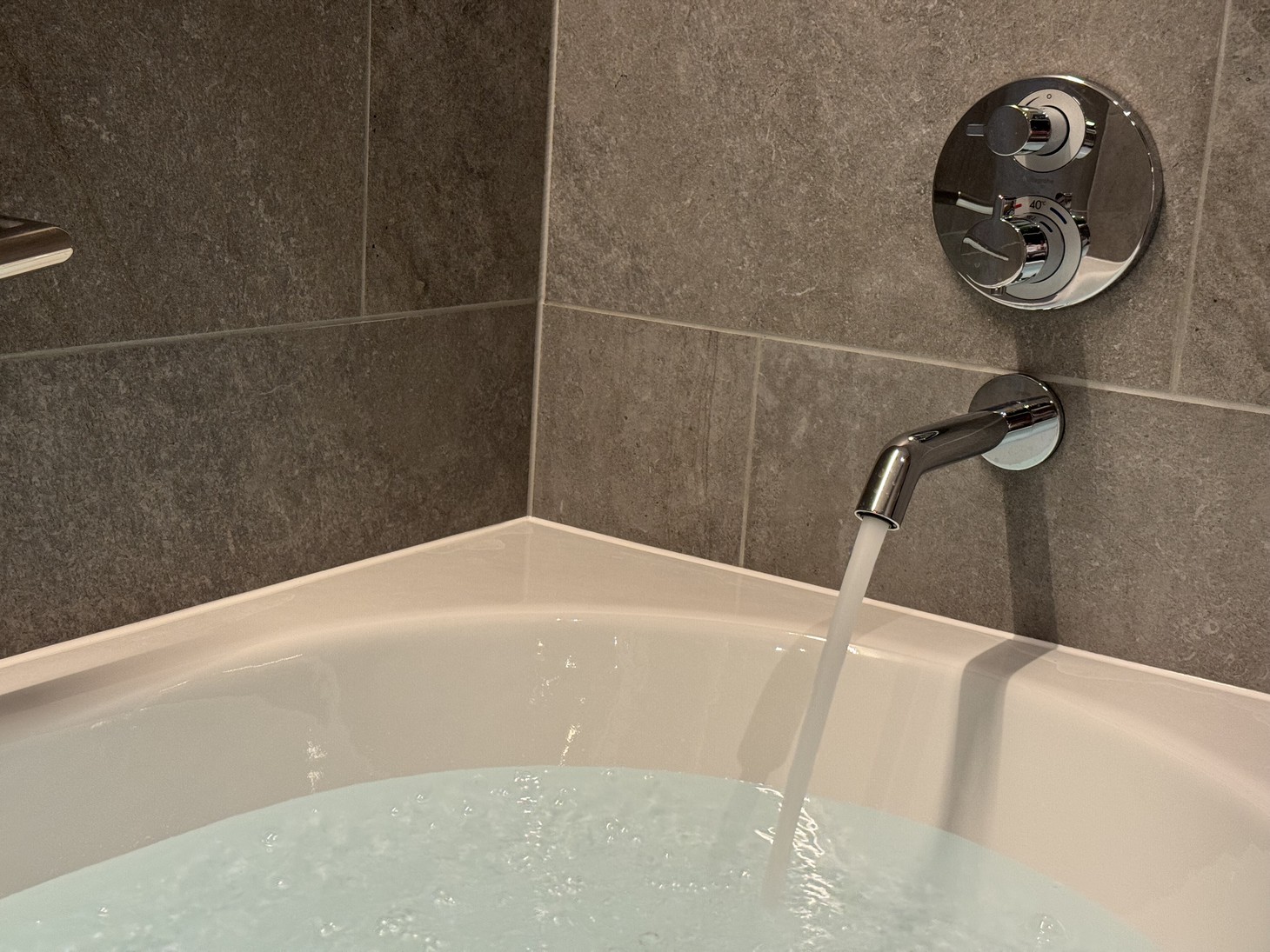 スーペリアトリプル＜バスルーム＞