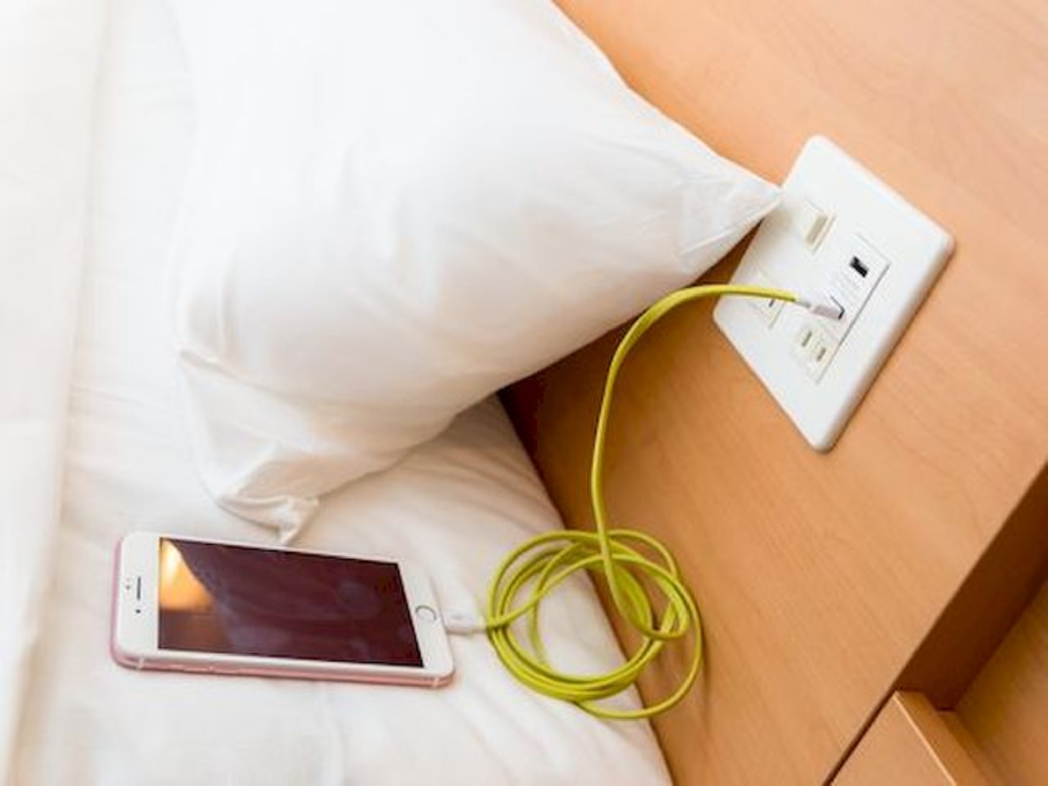 枕元にUSB充電口があるので、寝ながら充電が可能です。