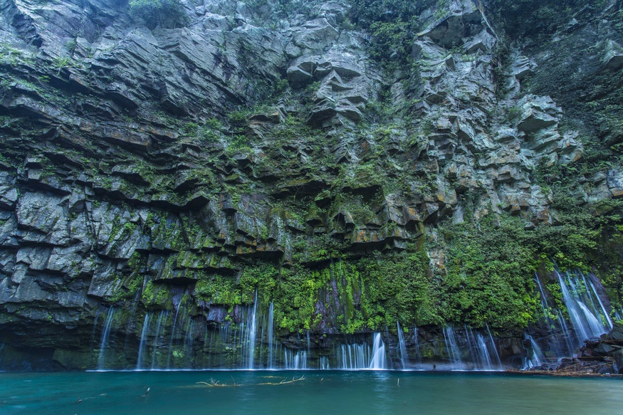 雄川の滝鹿児島県で有名な滝で水の色はエメラルドグリーンです。