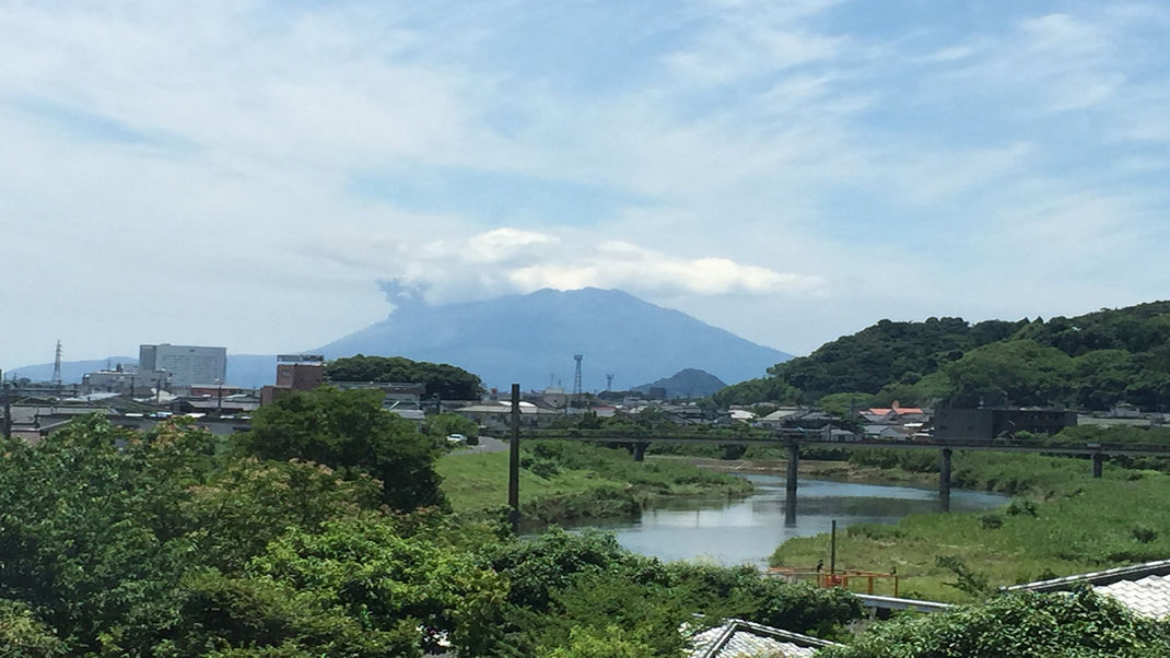 【愛顧棟】お天気の良い日には、遠くからですが桜島をご覧いただけます。