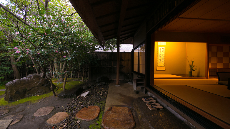 【斉心庵】離れならではの日常から解き放たれた空間で、静かに佇む日本庭園と露天風呂をご堪能ください。