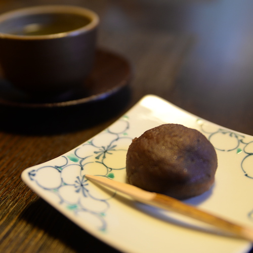 【お茶菓子】大女将手作りのおはぎをお出ししております。旅のお疲れが少しでも取れれば幸いです／例