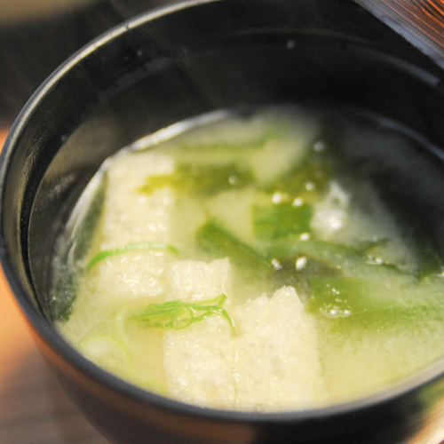 【朝食】朝から温かい物を召し上がると体が喜ぶそうです。出汁のきいたお味噌汁をどうぞ／例