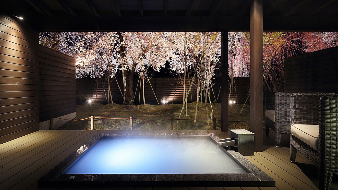 【露天風呂付き客室 -夜-】山形の山々をイメージした苔庭は、ブナやナラ等の木々を幻想的にライトアップ