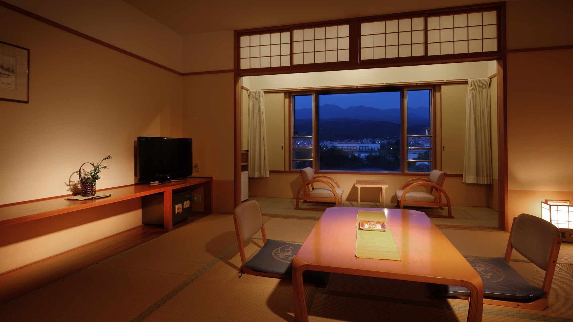 【和室8畳】おふたりからご家族まで、蔵王連邦を眺めながらゆっくりお寛ぎいただける最適なお部屋です。