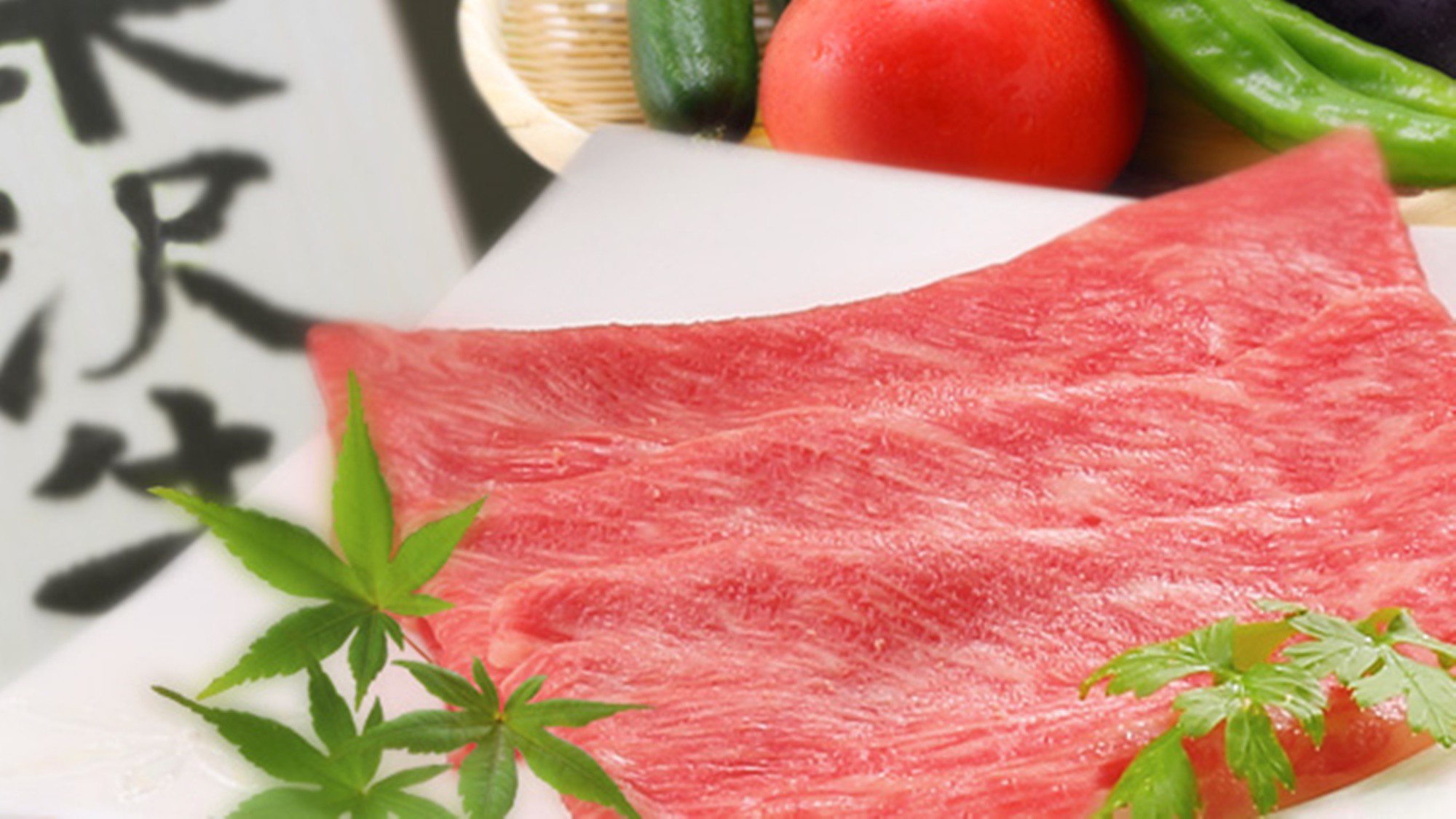 【米沢牛すき焼き】霜降りの極め細やかさはまさに口の中でとろける食感。とろとろ半熟卵につけてどうぞ！