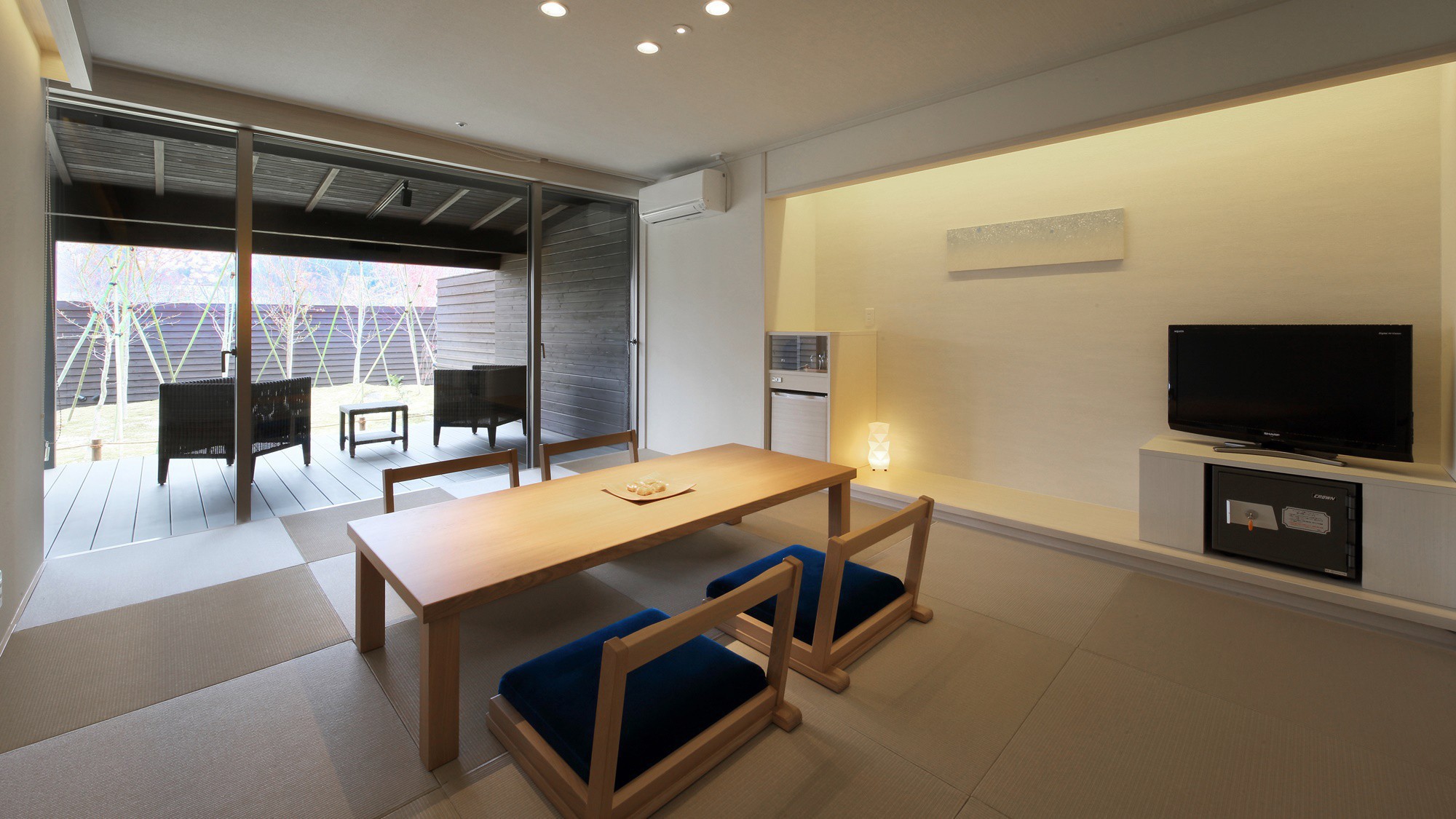 『清夏-せいか-』和室は琉球畳。茶托に南部鉄器やBALMUDAのポットなど小物もオシャレに