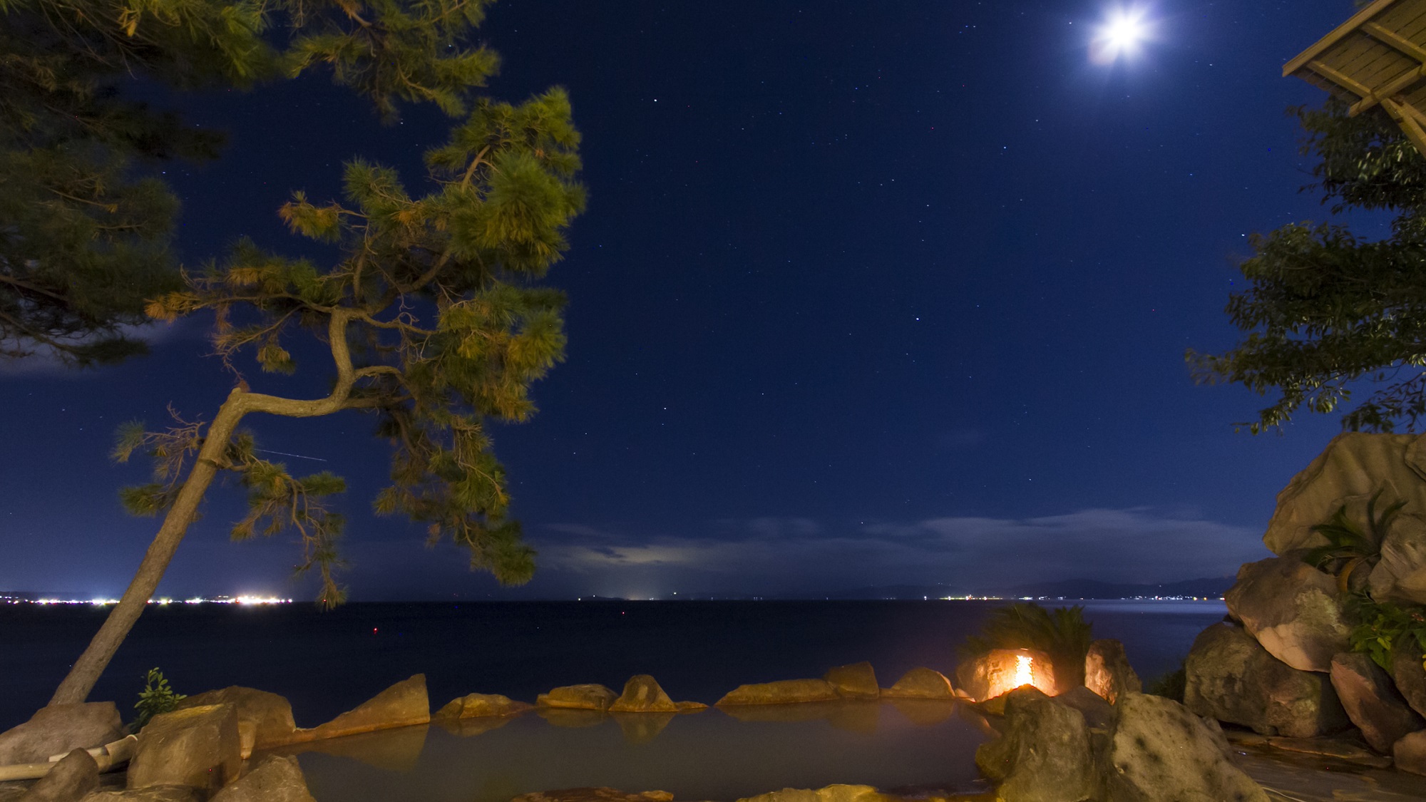 【男性用大浴場】お天気が良ければ、月と星、漁船の灯り、そして鹿児島市街地の光までが見れます。
