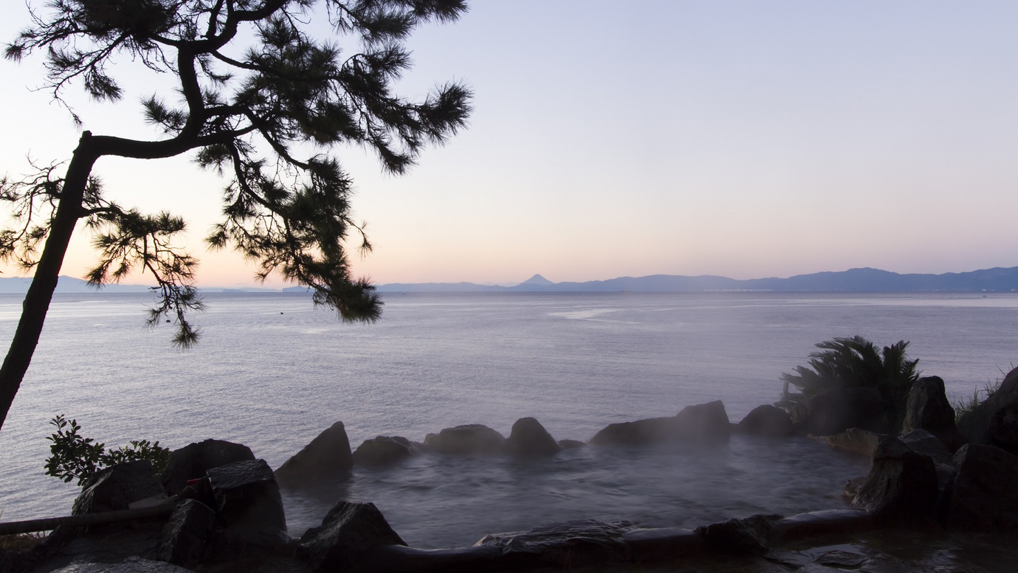 【男性用露天風呂】朝焼けの露天は太陽が少しずつ空と海の色をうっすらピンクに染め、朝から魅せられます