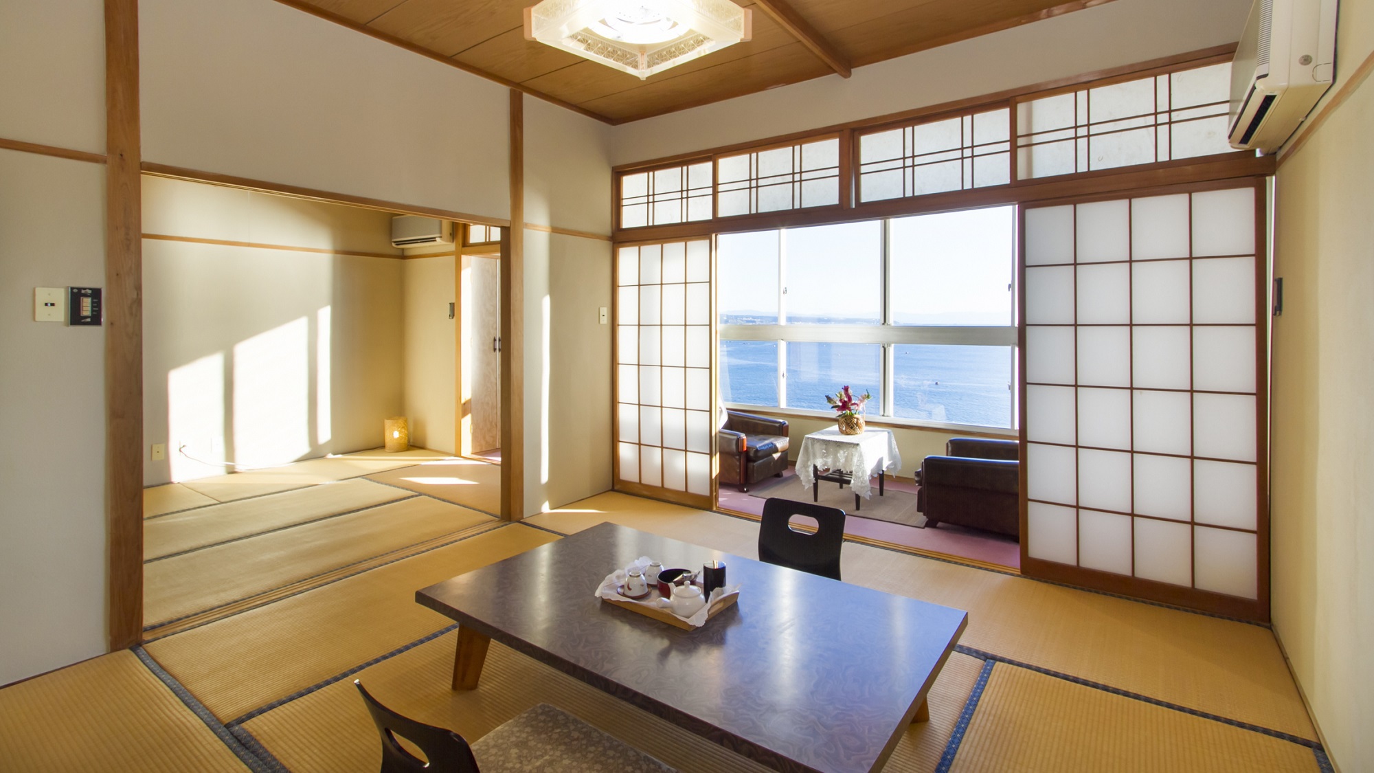 【客室】オーシャンビューの和室二間の客室でごゆっくりとお過ごしください。