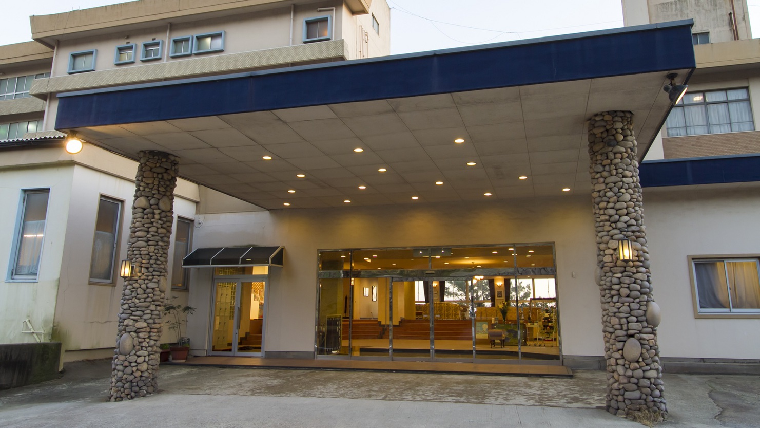 【玄関】小石を積上げた特徴的な2本の柱がお出迎え。駐車場は玄関右側のスペースにお止め頂けます。