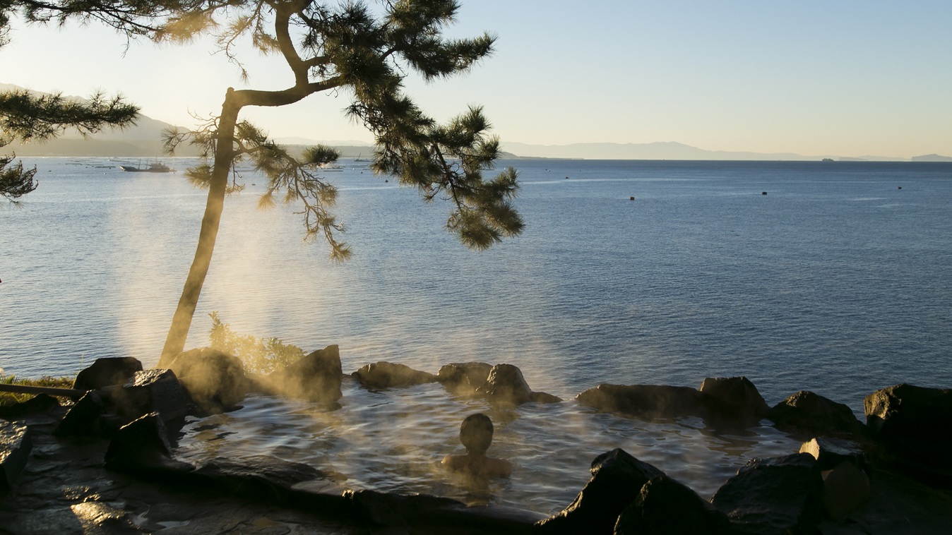 【男性用露天風呂】錦江湾を眺めながら桜島が生む源泉をご堪能下さい。