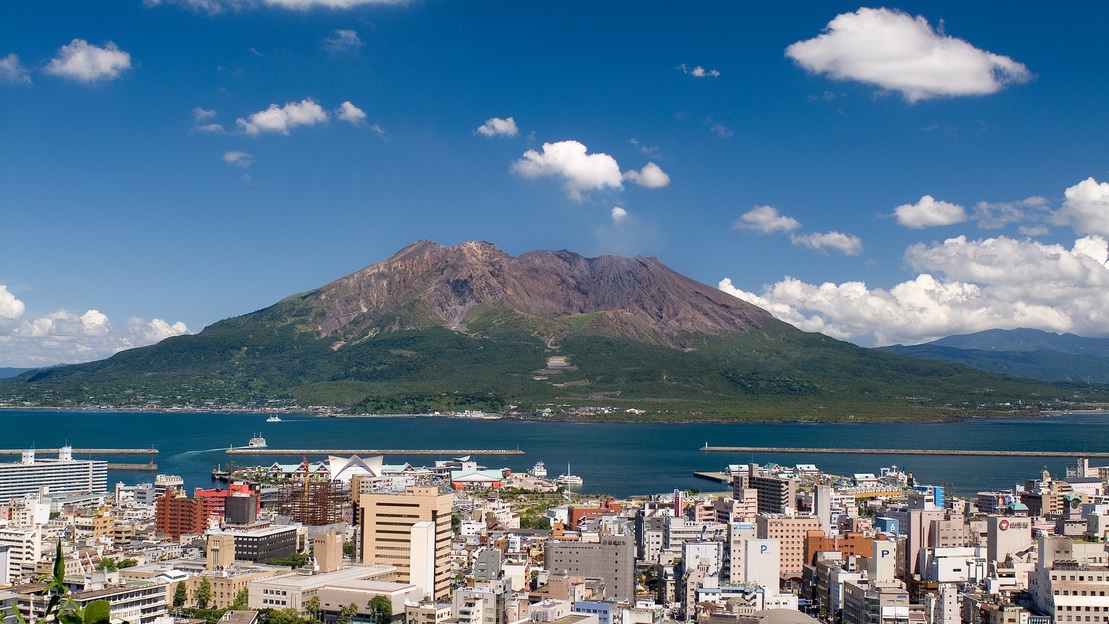 桜島は鹿児島のシンボル！噴火も降灰もあたりまえ。活火山のふもとに長年、地元住民や旅館が存在します。