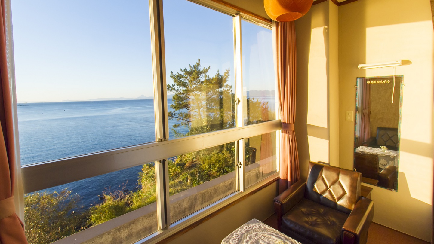 【客室】全ての客室から朝陽と錦江湾が望めます。驚かれるくらい静かで穏やかな時間が流れています。