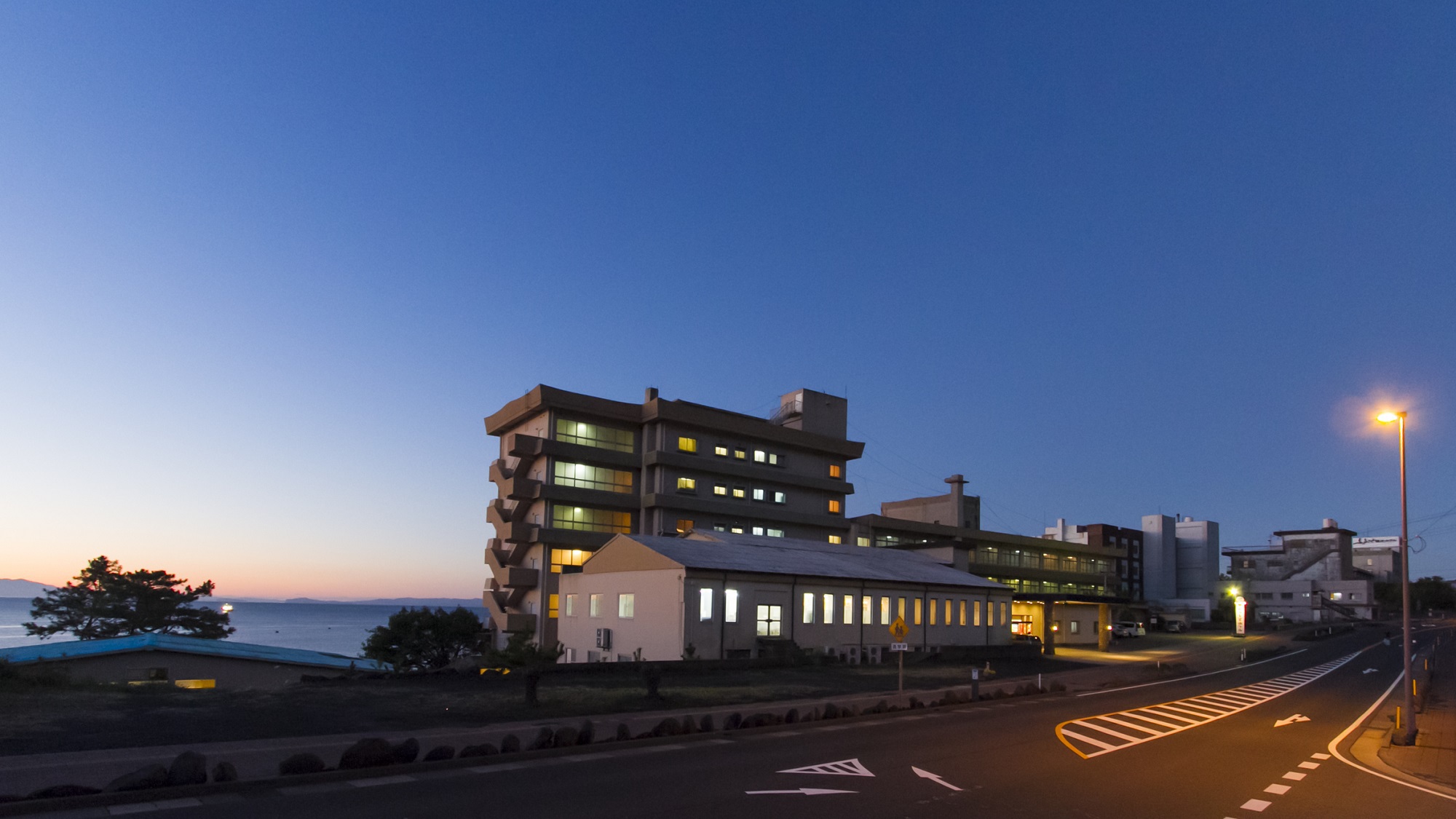 【外観】朝は当館前の錦江湾の左(垂水市)方面より朝陽が上がり始めます。