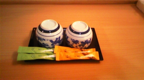 客室の湯のみ、緑茶、ほうじ茶