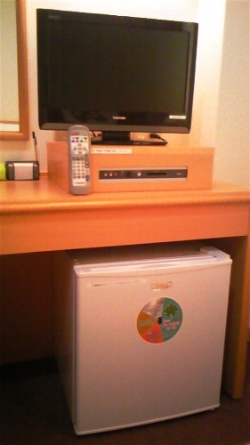 客室の液晶テレビと冷蔵庫