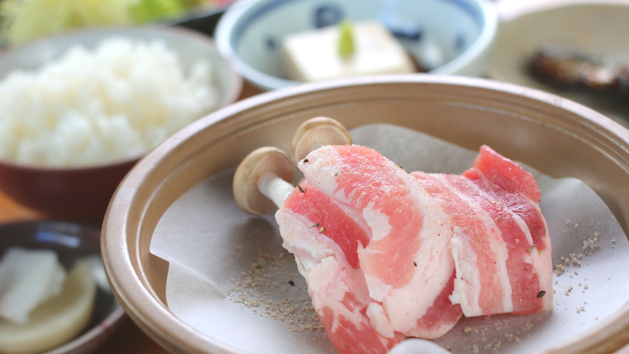 【朝食一例】メインは豚の陶板焼き