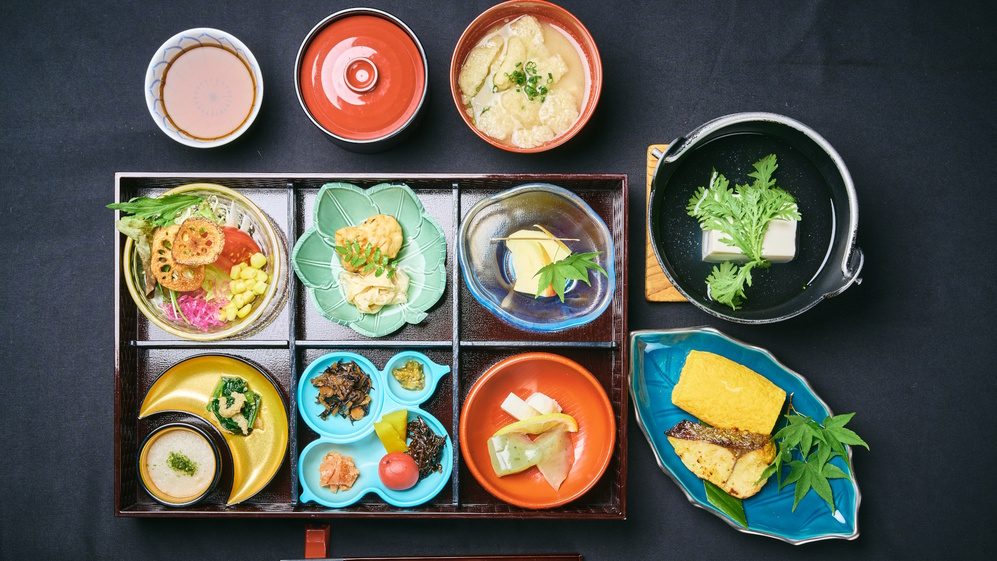 【朝食】新鮮な地元のお米や野菜をどうぞ。