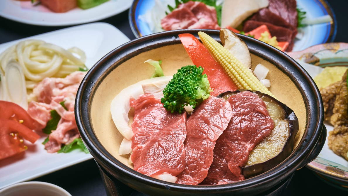 【さくら会席】馬肉のすき焼きもしくはしゃぶしゃぶをお選び頂けます。