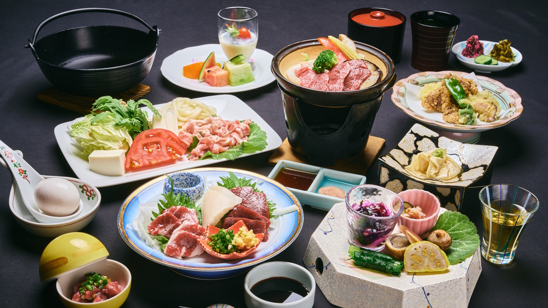  【さくら会席】熊本名物、馬肉（さくら）づくしの当館名物会席です。