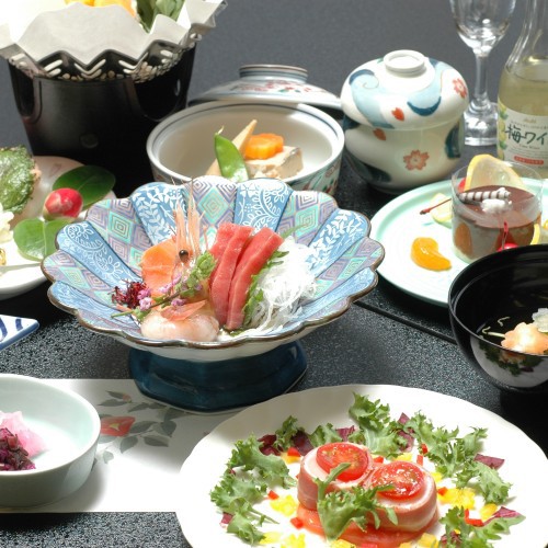 【夕食】北海道の旬味を存分に味わえる十分な品数で満足いただける和食御膳『オロフレ膳』の一例