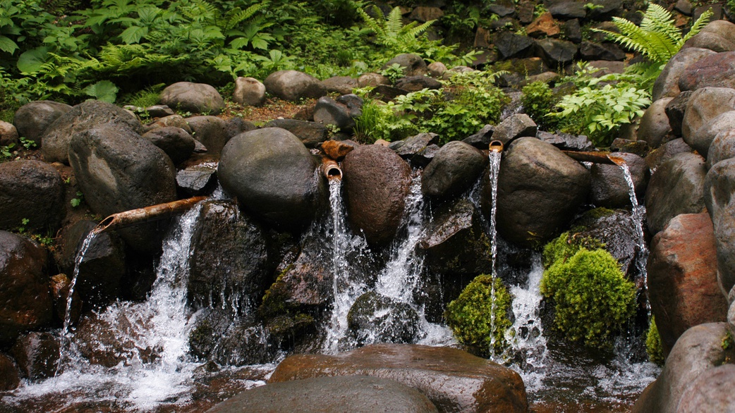 *岩誦坊（がんしょうぼう）/天台の湯は、その中腹から湧き出る水「岩誦坊」を使用しております。