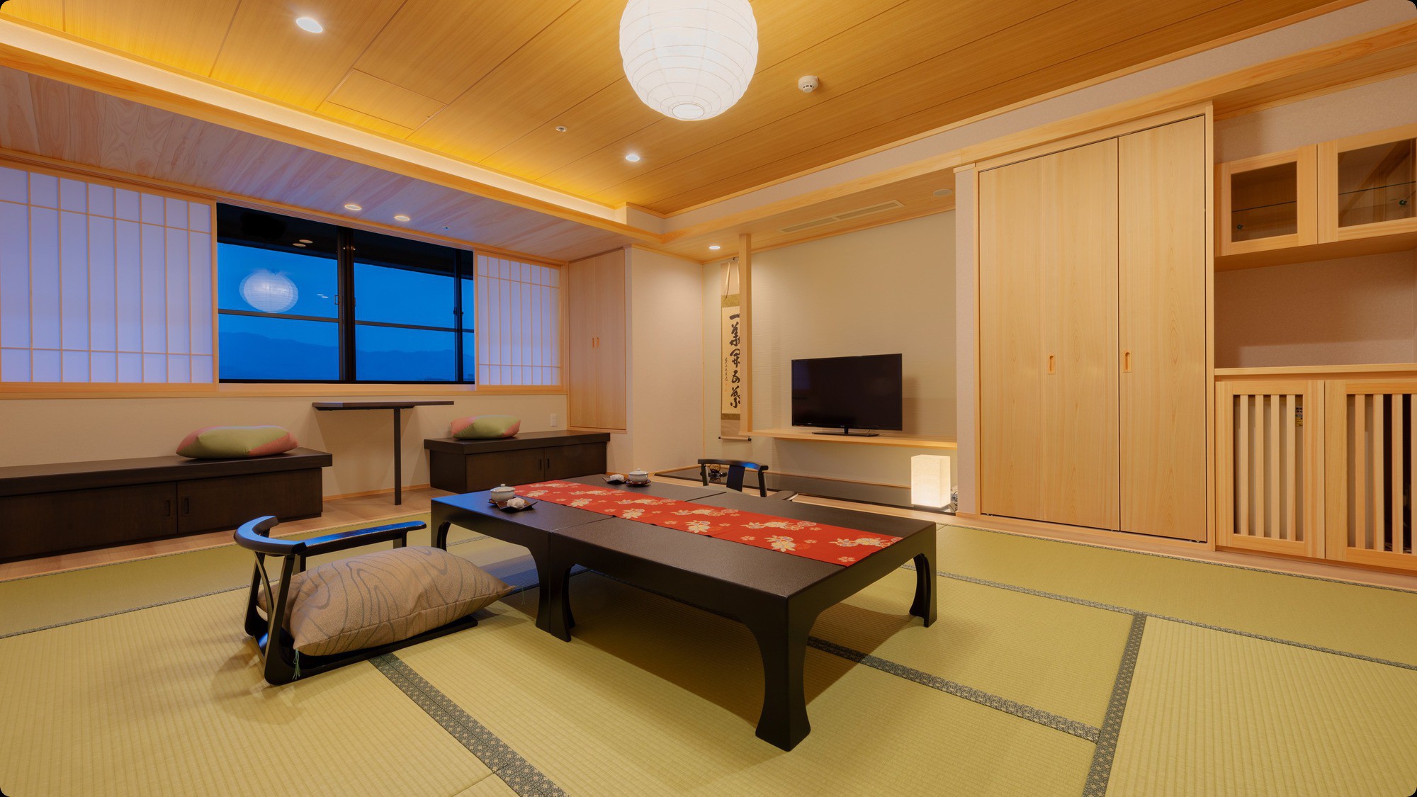 【天誠リニューアル１０畳】土佐ヒノキを使用した癒しの和室。窓側からは高知城下の景色も愉しめる。