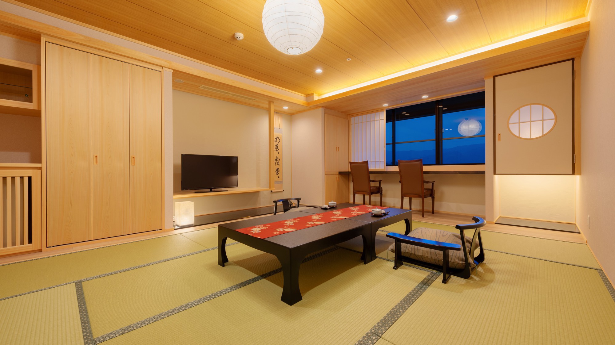【天誠リニューアル１０畳】土佐ヒノキを使用した癒しの和室。窓側からは高知城下の景色も愉しめる。