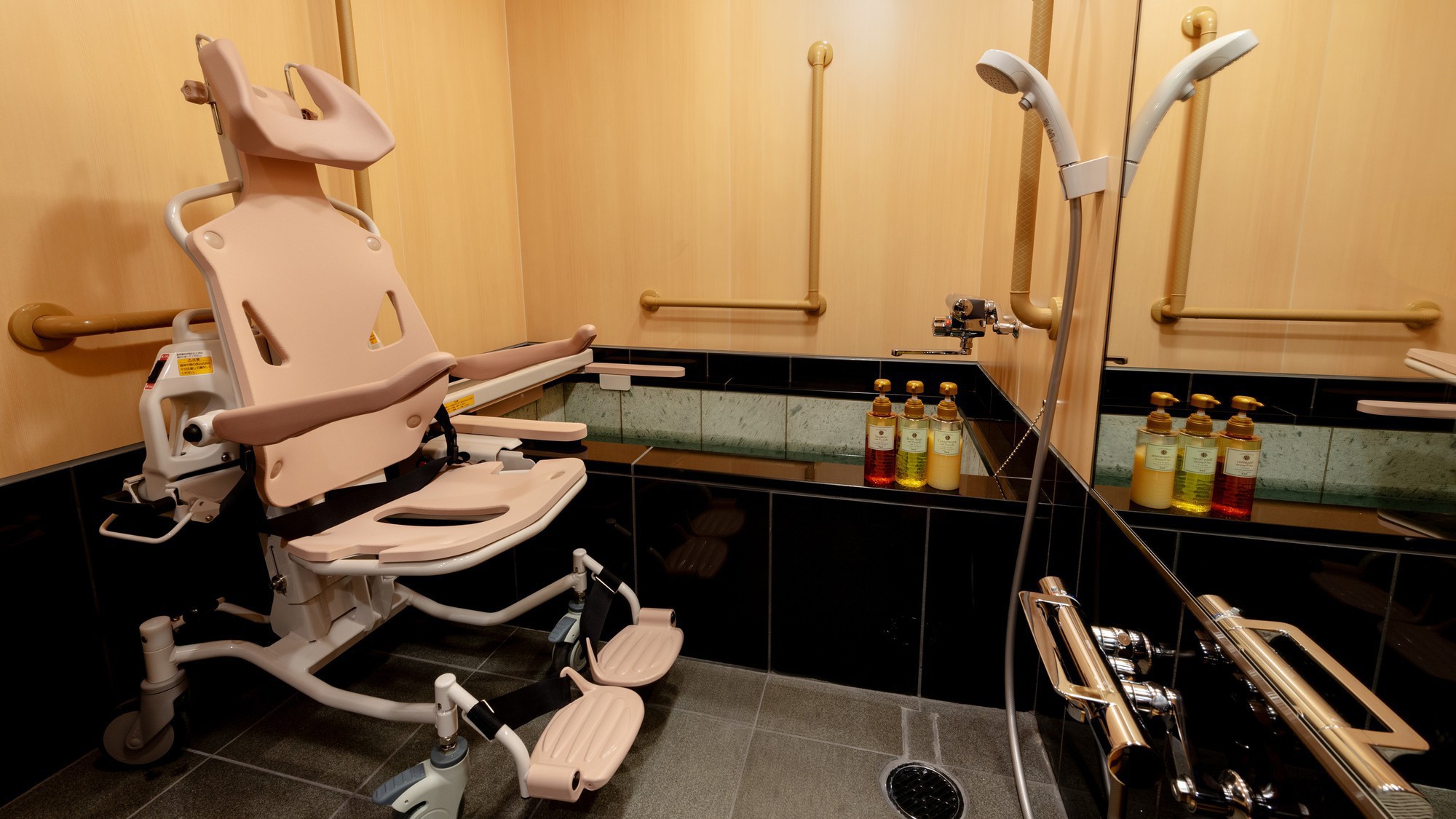 【天誠バリアフリー特別室】電動バスリフトを完備しており車椅子で浴槽への乗降が可能