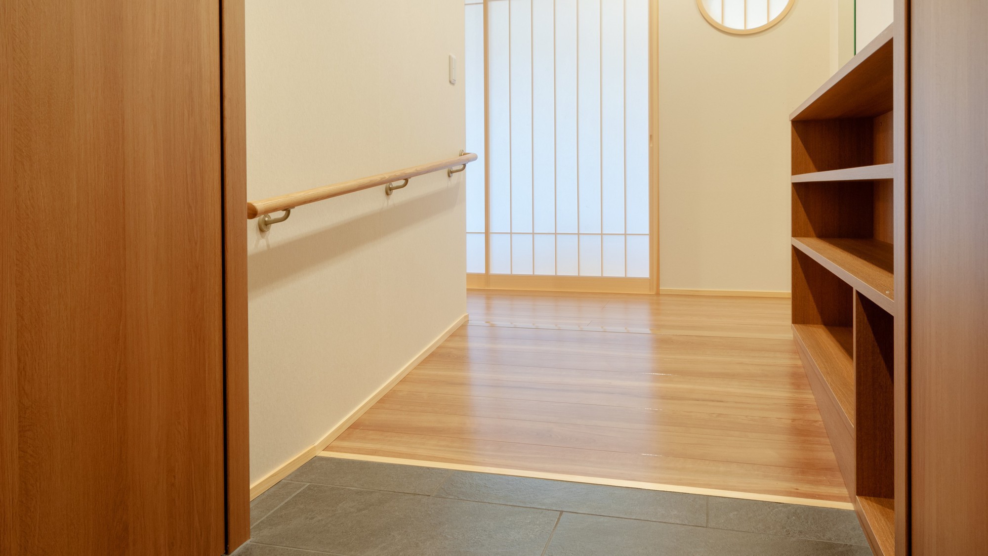 【天誠バリアフリー特別室】客室内は段差をなくしたフルフラット設計で玄関はスロープを設置