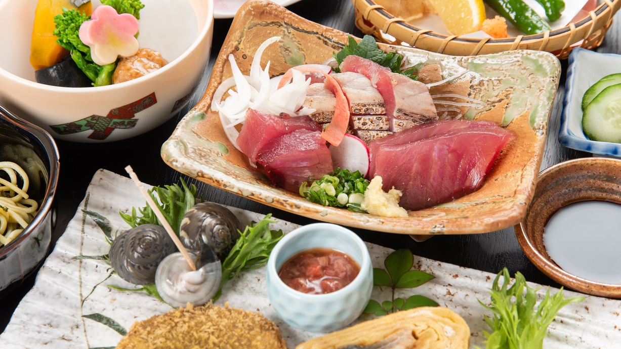 *お夕食「焼津づくし」カツオ、マグロ、桜えび、しらず等、焼津の旬の食材がいっぱい！