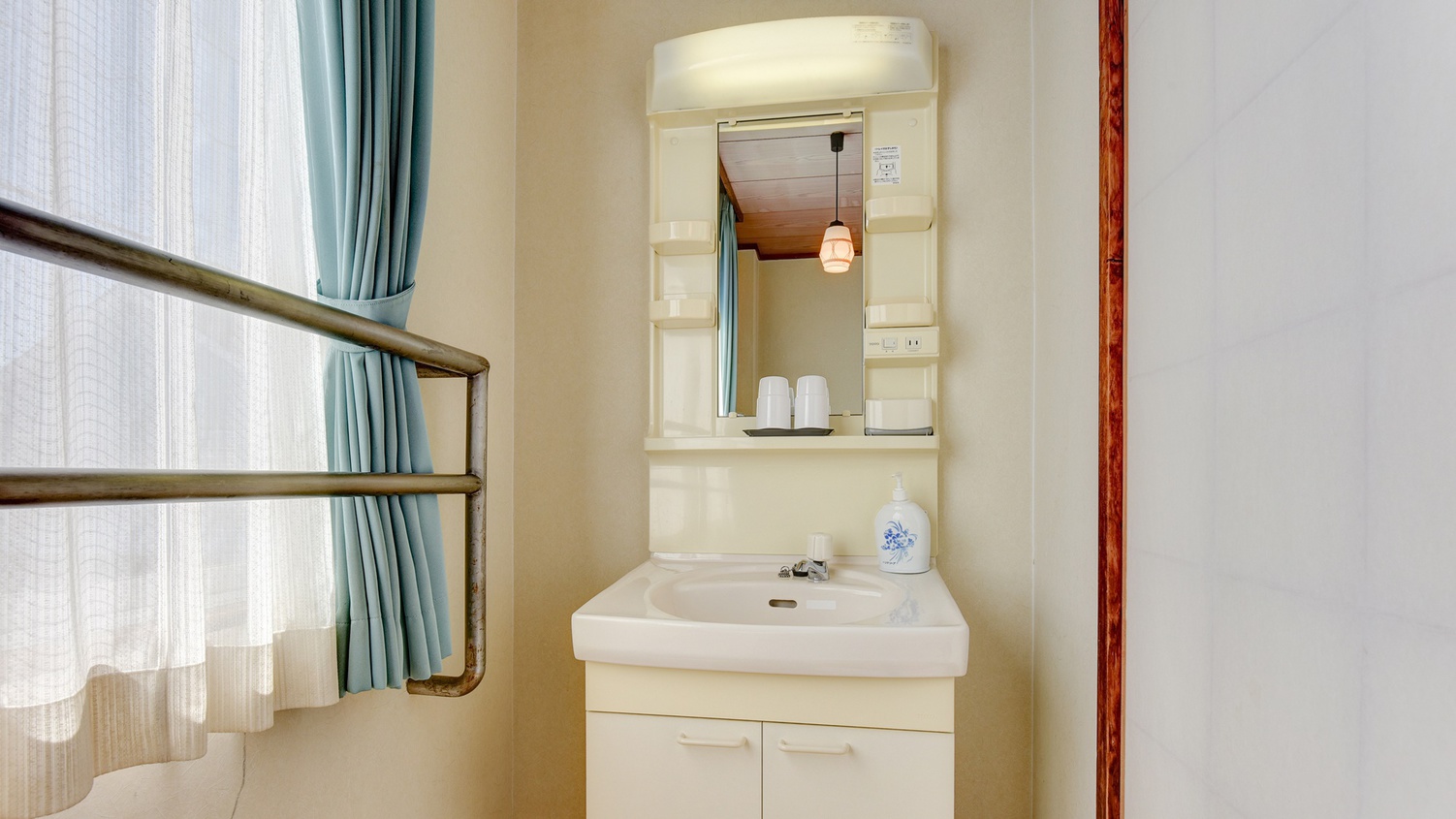 *別館和室8畳/清潔で使いやすい洗面台。