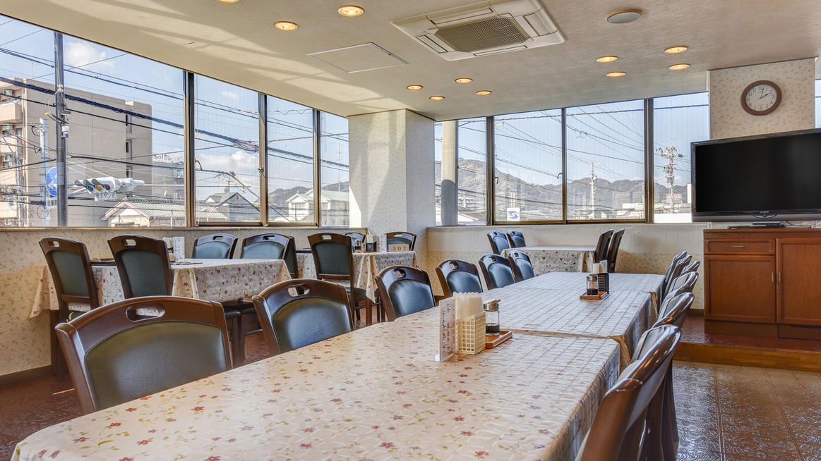 *館内/広い窓が開放的な食堂で、焼津の肴料理に舌鼓。