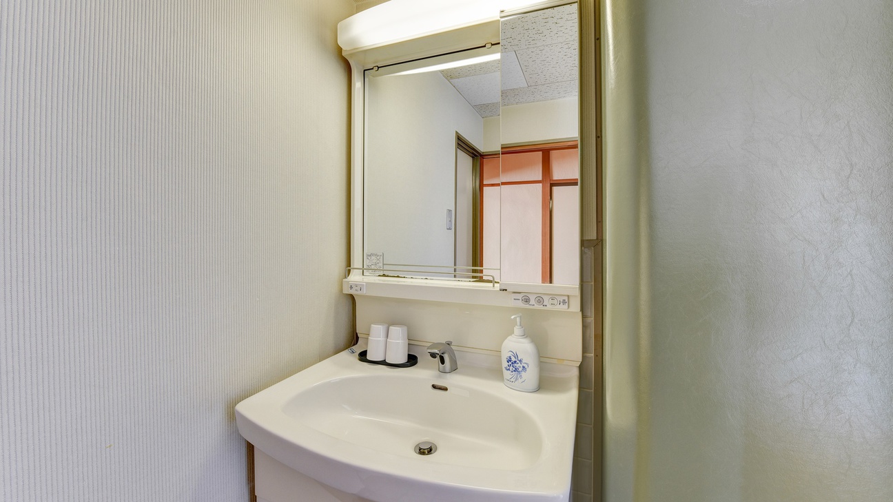 *本館和室8畳/身支度は大きな鏡のついた洗面台でどうぞ。