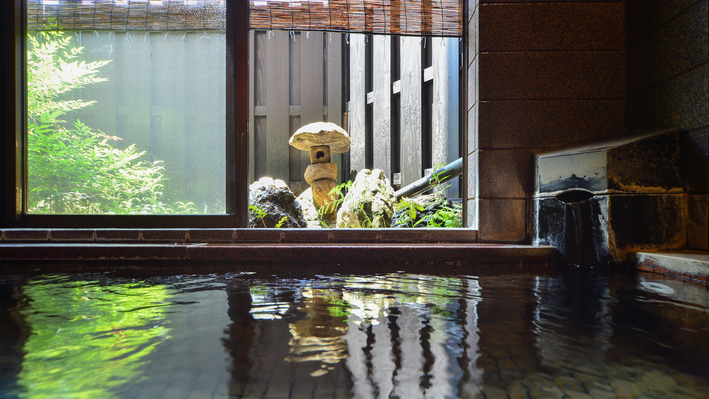 朝風呂は最高の至福です。画像は「石造りの湯」です。