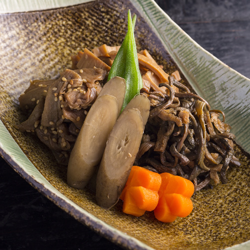 地元の家庭の味、山菜の煮物。