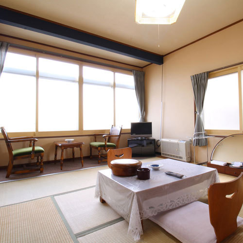 【客室一例】旧館/和室8畳：レトロな雰囲気が特徴の昔ながらの和室をお愉しみください。
