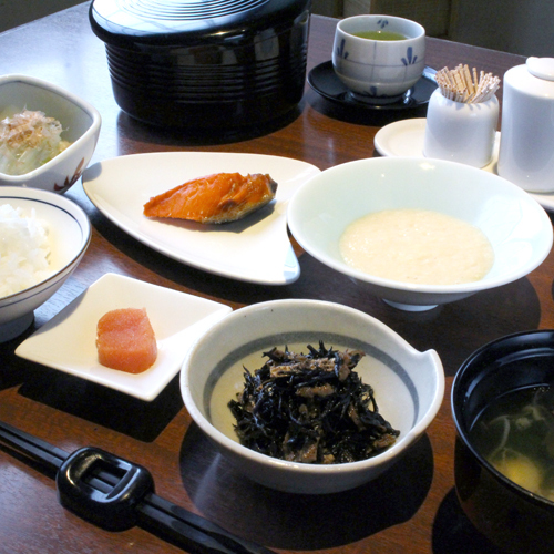 【朝食一例】道内産米「おぼろつき」の白米がススムおかずを添えた純和風の朝ごはん