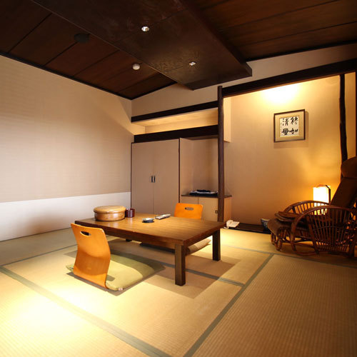 【客室一例】新館/和室8畳：落ち着いた雰囲気を施し、ごゆっくりとお寛ぎください。