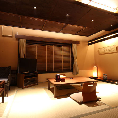 【客室一例】新館/和室10畳：落ち着いた雰囲気を施し、ごゆっくりとお寛ぎください。