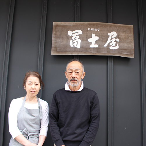 【主人と女将】羽幌の老舗旅館として、心温まるおもてなしでお迎えいたします。