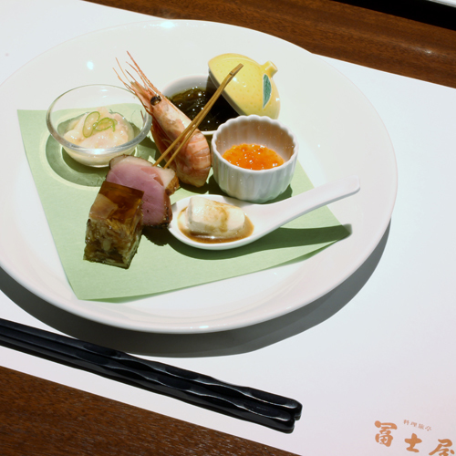 【夕食一例】お料理は、お席にご案内してからご提供するのも冨士屋のおもてなしです。
