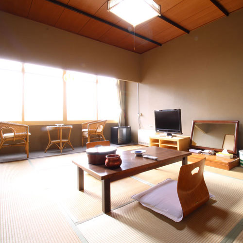 【客室一例】旧館/和室10畳：レトロな雰囲気が特徴の昔ながらの和室をお愉しみください。
