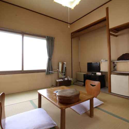 【客室一例】旧館/和室6畳：レトロな雰囲気が特徴の昔ながらの和室をお愉しみください。