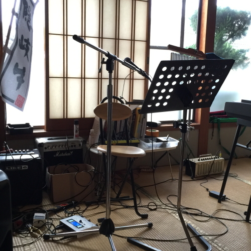 居酒屋スペースの一角にライブ会場が…;！？