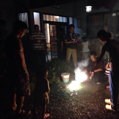 お客さん同士で花火を楽しむ♪