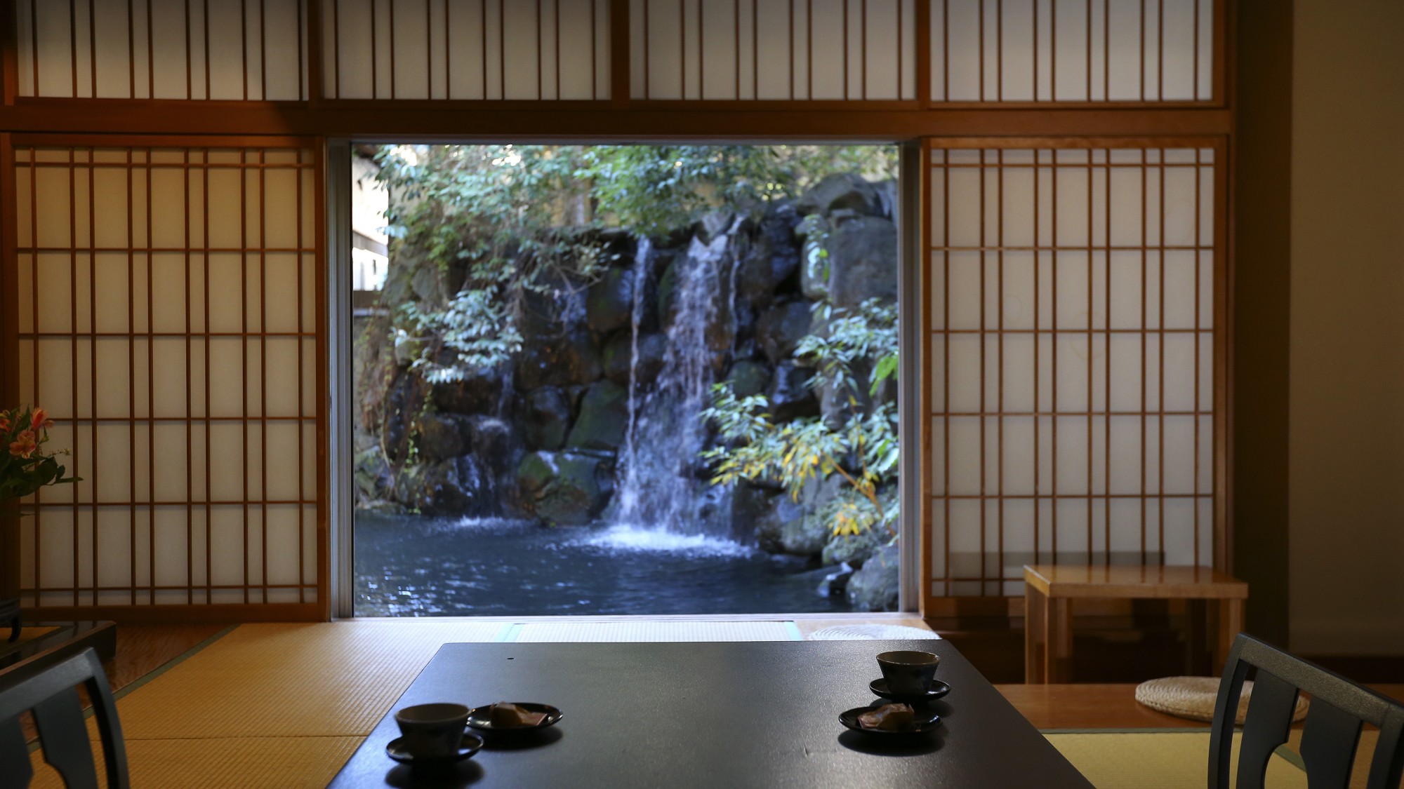 【清流閣・行雲閣】中庭を望むお部屋からは、滝の流れる池をご覧いただけます。